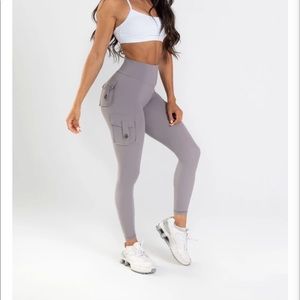 Noire blanc grey pocket leggings size small